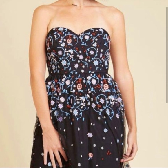 MODCLOTH black floral embroidered midi dress - Picture 3 of 9